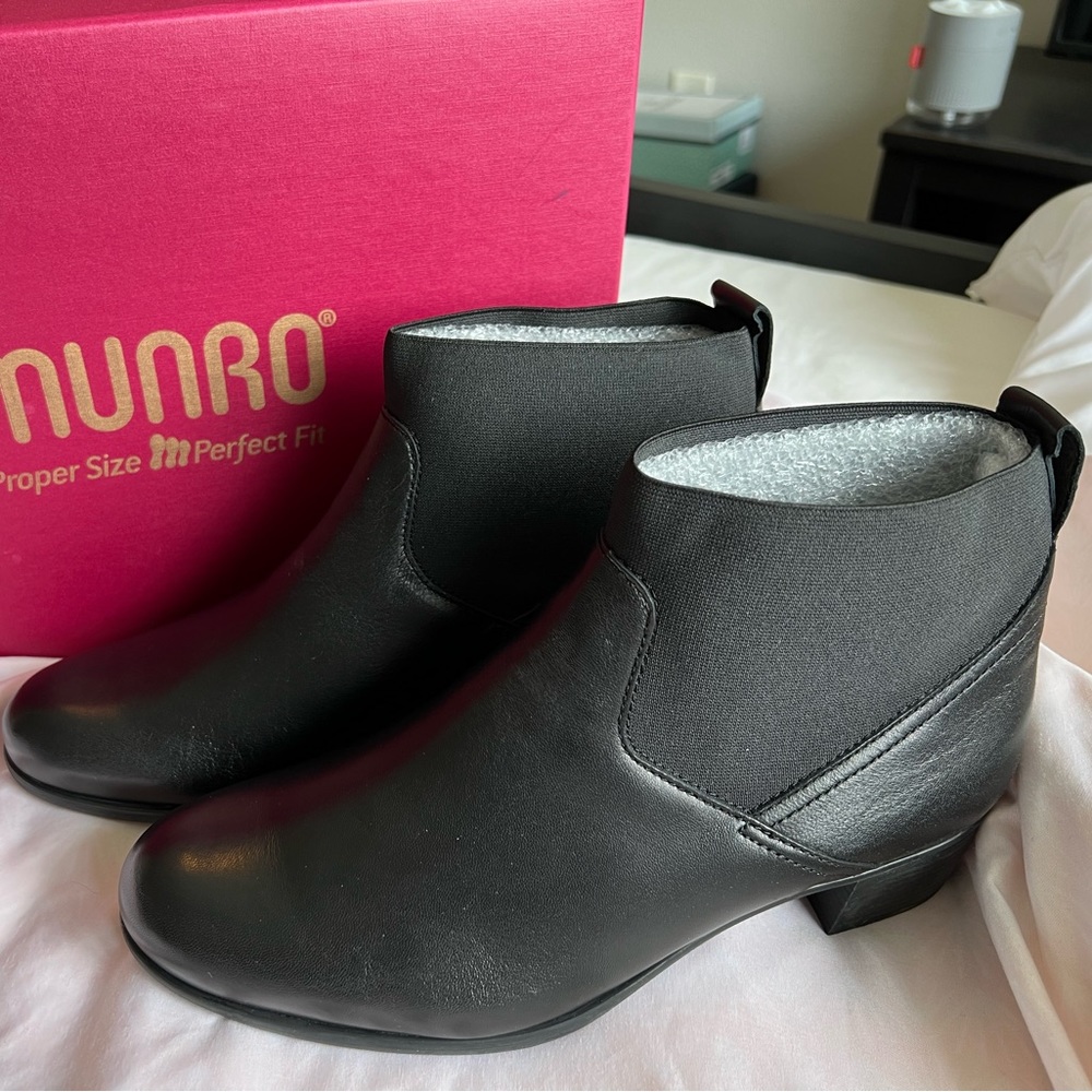 NEW Munroe womens black leather boots